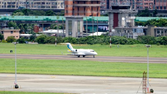Bombardier Challenger 600 N818AC Landing down Taipei Songshan Airport 20160801a