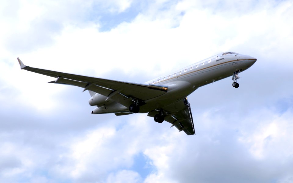 Bombardier BD-700-1A10 Global 6000 N543GL on Final Approach at Taipei Songshan Airport 20151003b