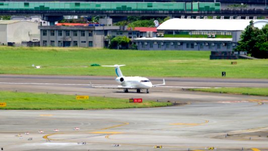 Bombardier Challenger 600 N818AC Landing down Taipei Songshan Airport 20160801b