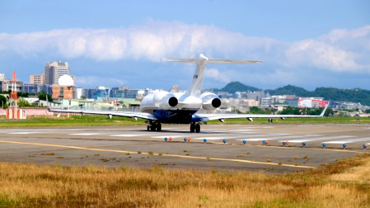 Bombardier BD-700-1A10 Global 5000 N717MK Departing from Taipei Songshan Airport 20151003e