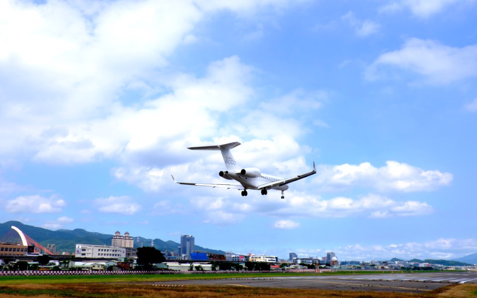 Bombardier BD-700-1A10 Global 6000 N543GL on Final Approach at Taipei Songshan Airport 20151003d
