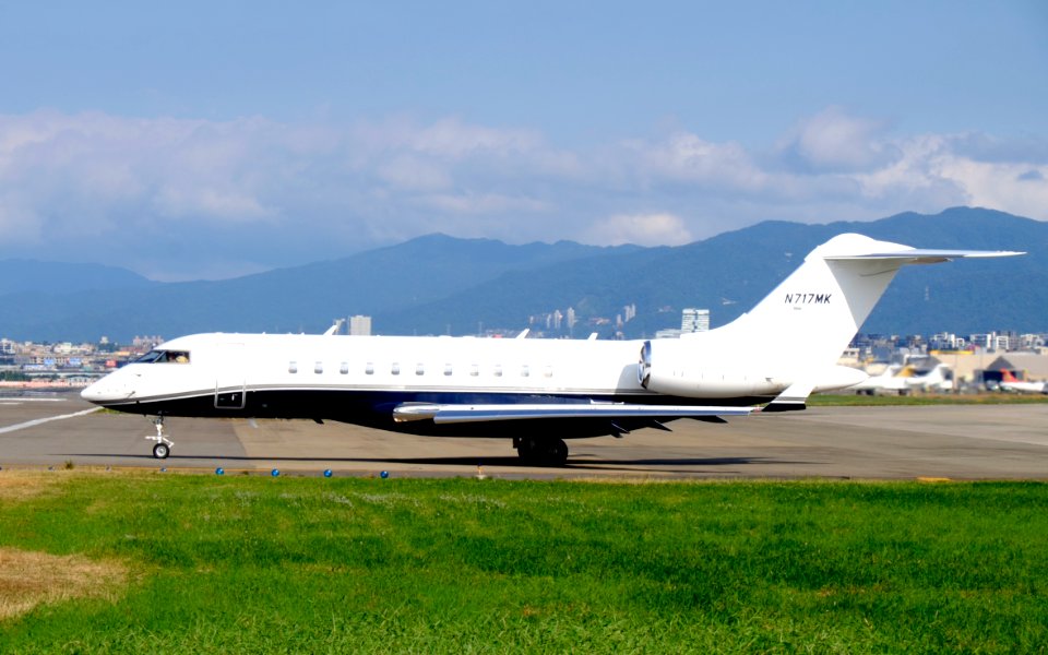 Bombardier BD-700-1A10 Global 5000 N717MK Departing from Taipei Songshan Airport 20151003d