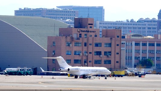 Bombardier BD-700 Global Express B-8195 at Taipei Songshan Airport 20150913a