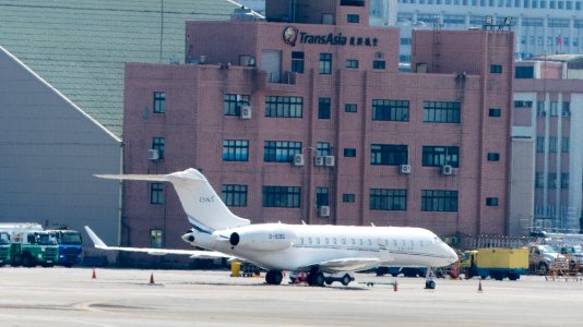 Bombardier BD-700 Global Express B-8195 at Taipei Songshan Airport 20150913b