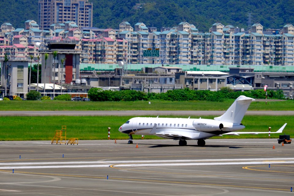 Bombardier BD-700 Global Express N899CH at Taipei Songshan Airport 20150908a
