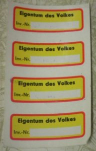 Aufkleber Eigentum des Volkes Inv-Nr