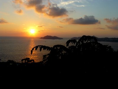 Atardecer hacia el horizonte acapulqueño photo