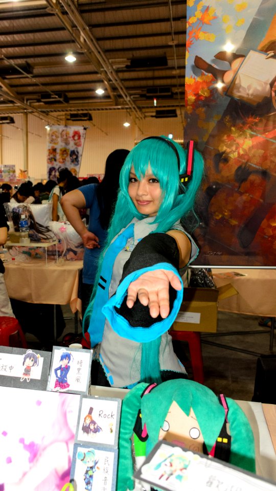 Asuka as Hatsune Miku at Mini Skirt Project booth 20150801b