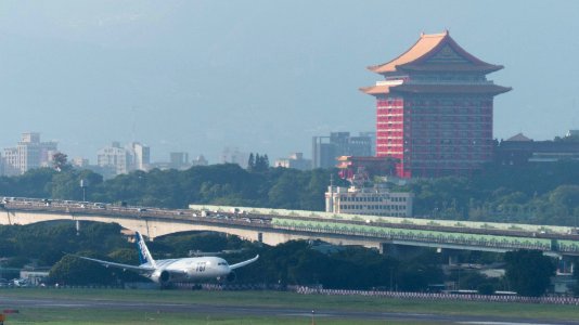 ANA Boeing 787-8 JA801A Final Approach at Taipei Songshan Airport 20141101