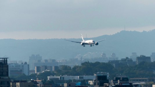 ANA Boeing 787-8 JA801A Final Approach over Yuanshan 20141101