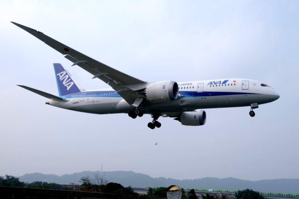 ANA Boeing 787-8 JA832A on Final Approaching at Taipei Songshan Airport 20160229b