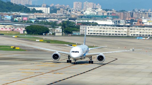 ANA Boeing 787-8 JA832A Taxiing at Taipei Songshan Airport 20160821c