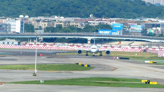 ANA Boeing 787-8 JA832A Taxiing at Taipei Songshan Airport 20160821a