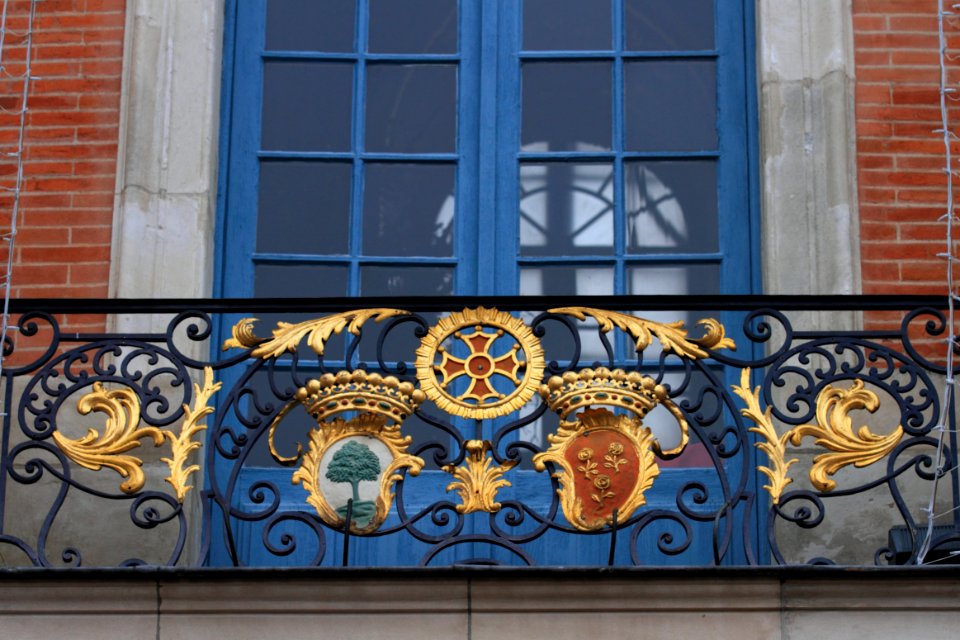 Balcony of the Capitole de Toulouse 04
