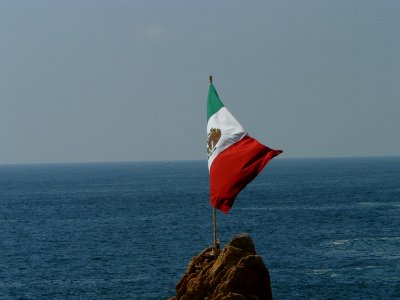 Bandera mexicana en la Quebrada de Acapulco