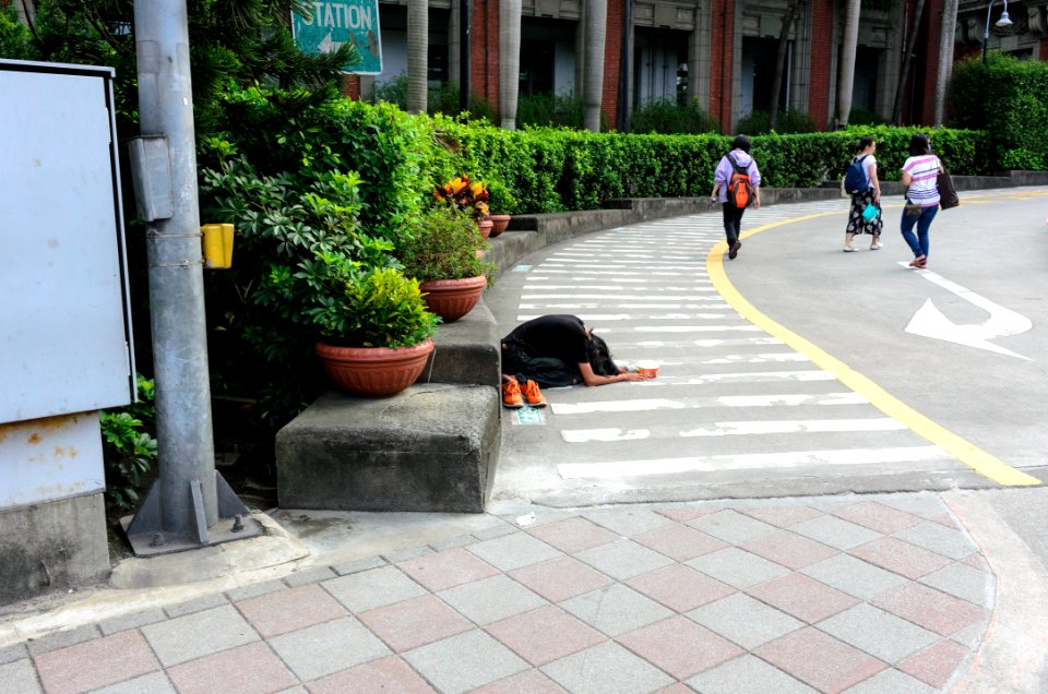 Beggar in Entrance of NTU Hospital West Site 20160722