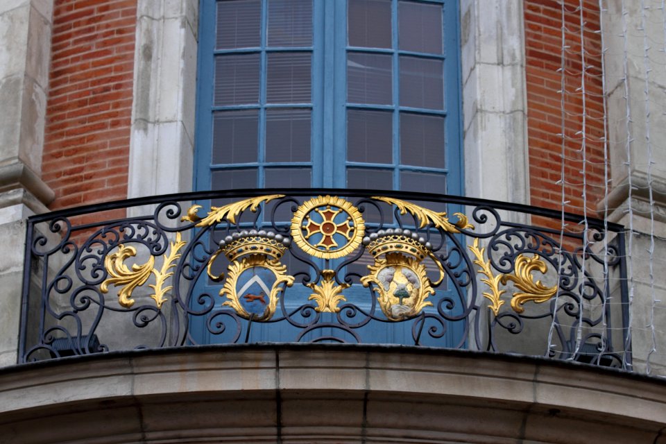 Balcony of the Capitole de Toulouse 03