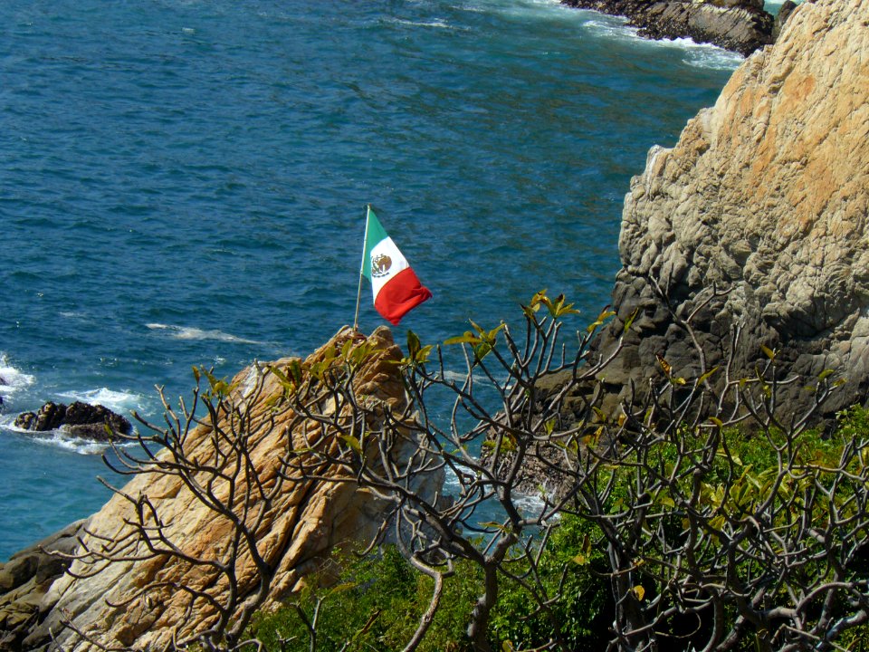 Bandera de México en la Quebrada de Acapulco