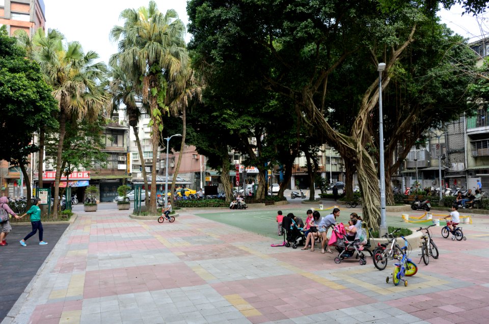 Baoqing Park East Plaza 20160405a
