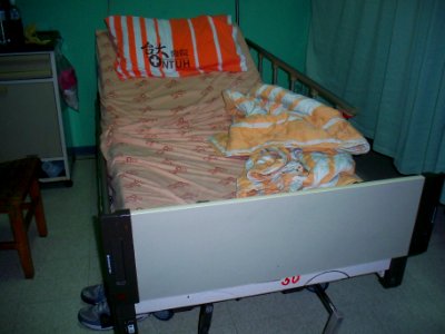 Bed in Three Persons Room, Internal Medicine Ward, NTUH East Campus 20101204b