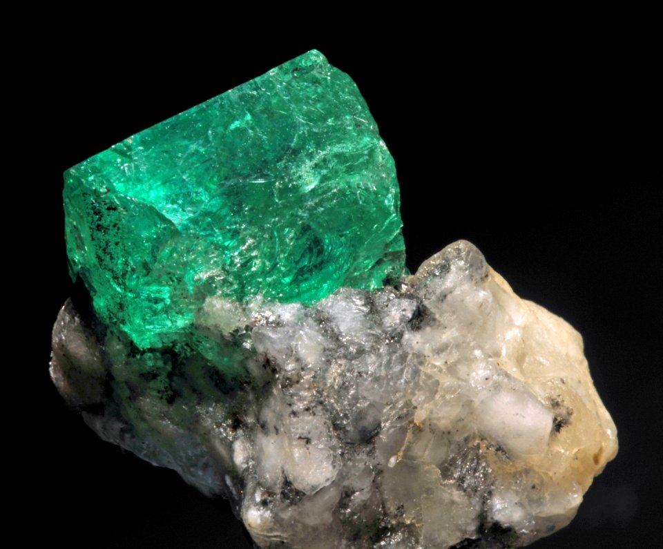 Béryl var. émeraude sur gangue (Muzo Mine Boyaca - Colombie) 2