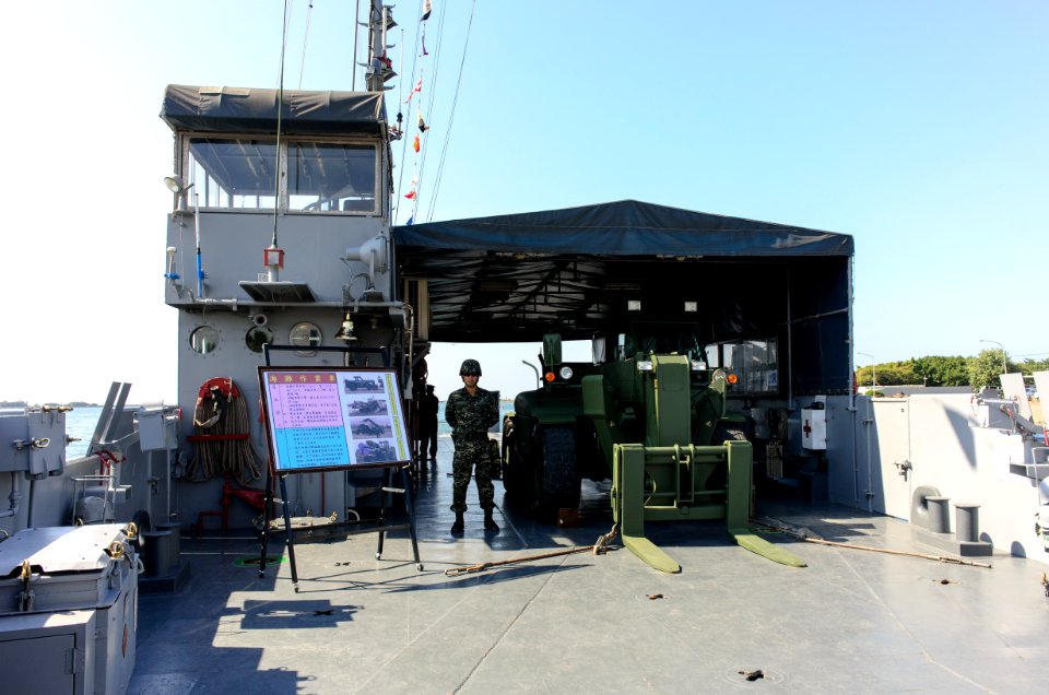 Beach Forklift Loaded on ROCN Ho Chao (LCU-406) 20141123