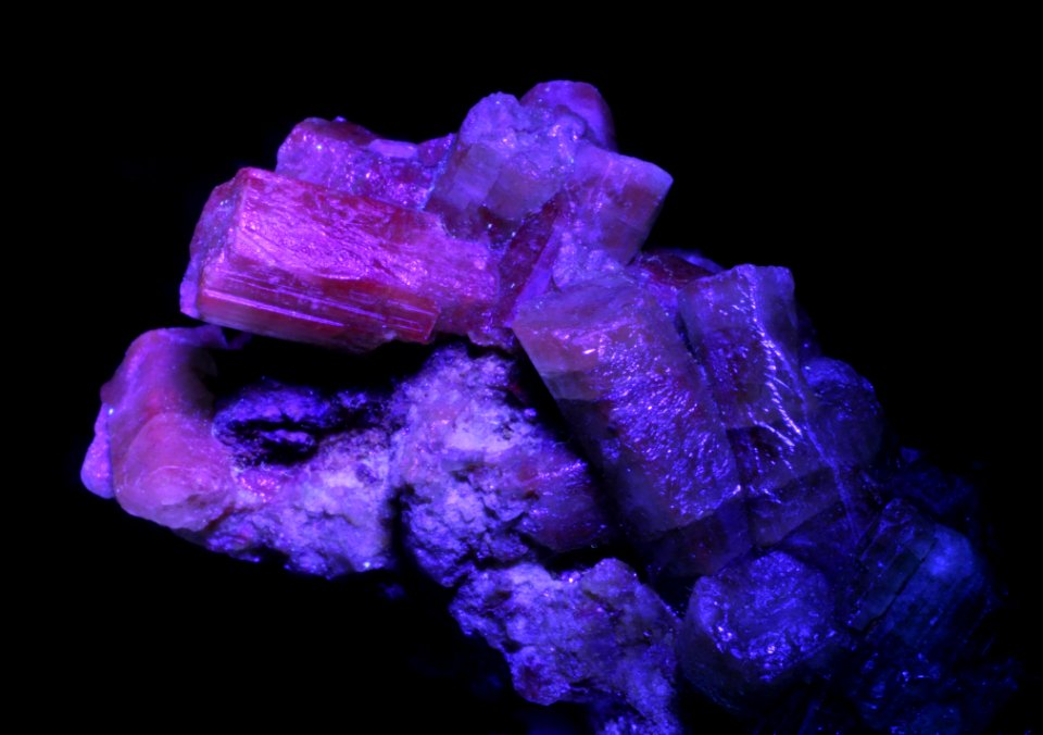 Béryl var. émeraude sous U.V. (Muzo Mine Boyaca - Colombie) 2