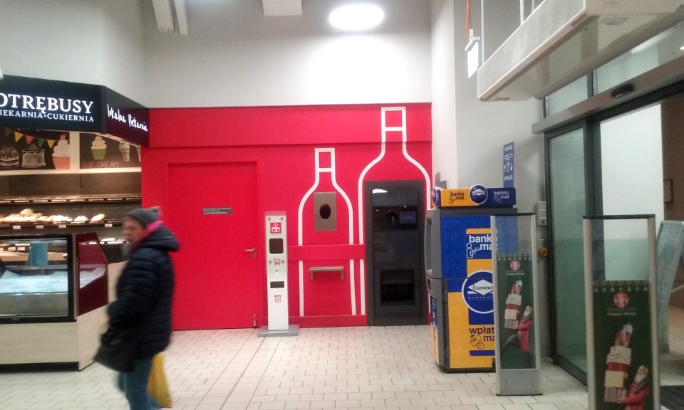 Automat przyjmujący butelki zwrotne w 60-tysięcznym Tomaszowie Mazowieckim, w woj. łódzkim