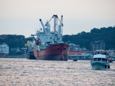 Avatar Shipped in Kaohsiung Harbour with Cruise Boat 20140508a