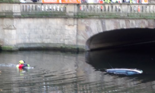 Auto fährt in den Kö-Graben, Düsseldorf 7. Januar 2019 (3)