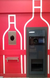 Automat do przyjmowania butelek zwrotnych w 60-tysięcznym Tomaszowie Mazowieckim Warszawska róg Szerokiej photo