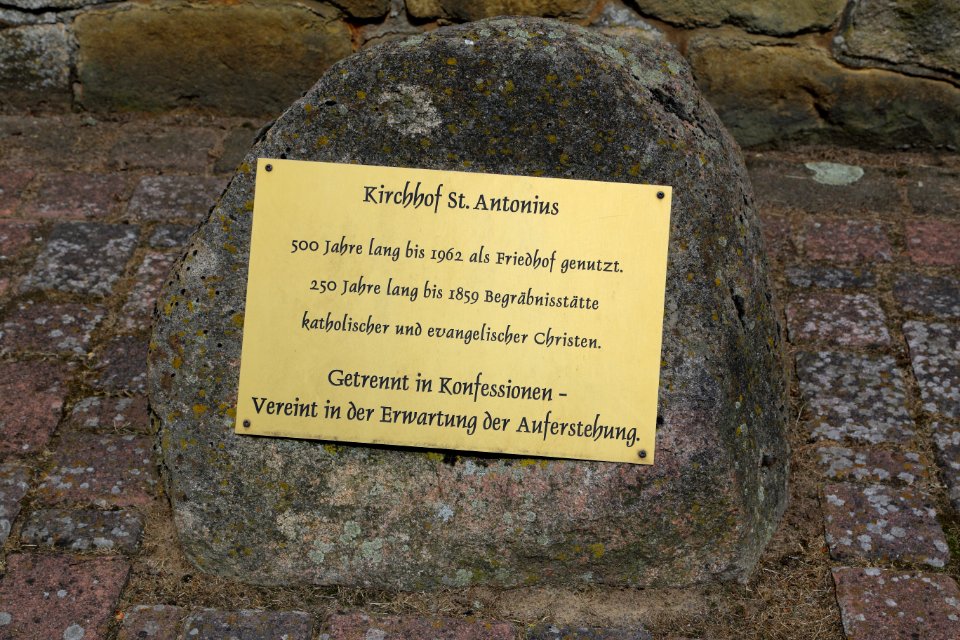 Baccum St Antonius Kirchhof Gedenkstein