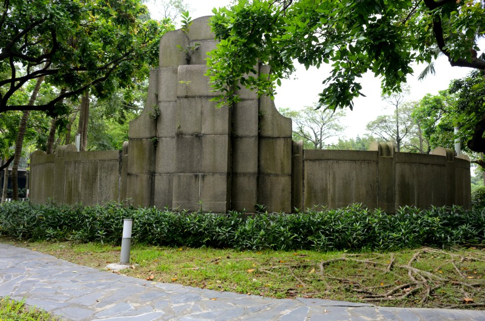 Back Wall of Confucius Statue in New Park 20160505
