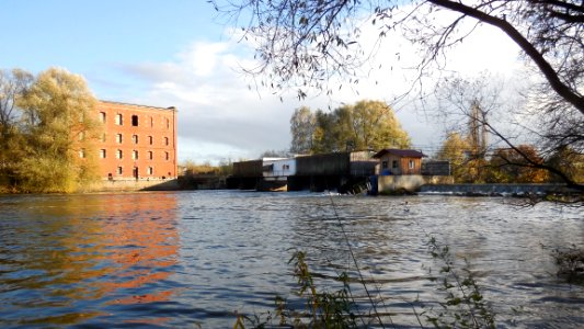 Baiersdorfer Mühle mit Wehr flussaufwärts
