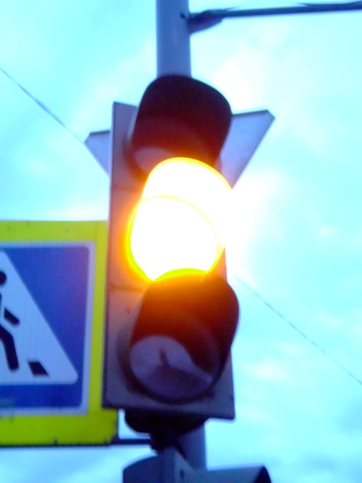 Yellow traffic light (02)