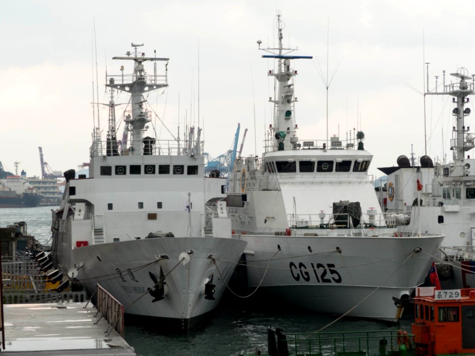 Yun Hsing and CG 125 Lienchiang shipped in Keelung 20131227