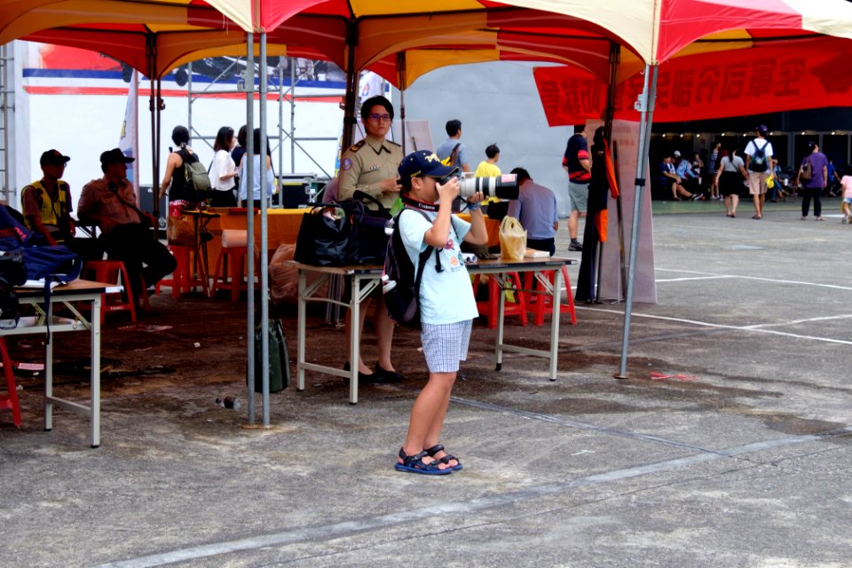 Young Photographer in Hualien Air Force Base Apron 20160813