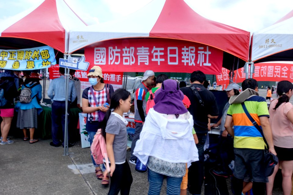 Youth Daily News Booth in Gangshan Air Force Base Open Day 20170812