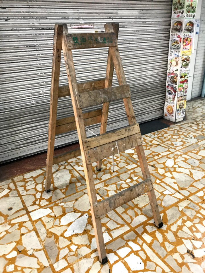 Wooden Ladder in Shopping Mall of Shin Kong Minsheng Square 20180324