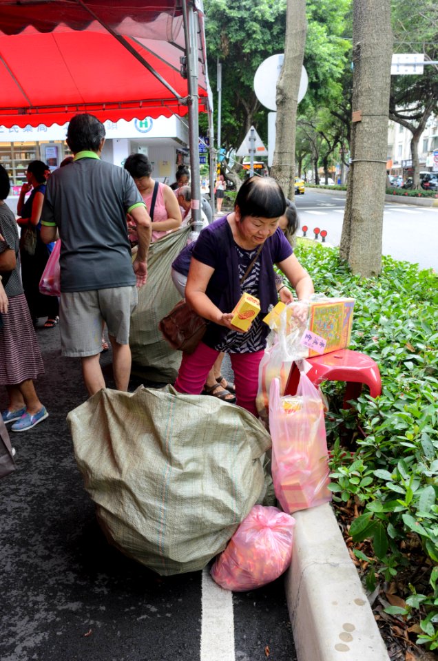 Woman Taking Jossy Paper to Collect PU Bag 20170902