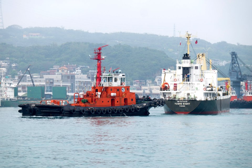 Yusho Eight Back Foward Tugging by K1284 in Keelung Harbour 20150316a