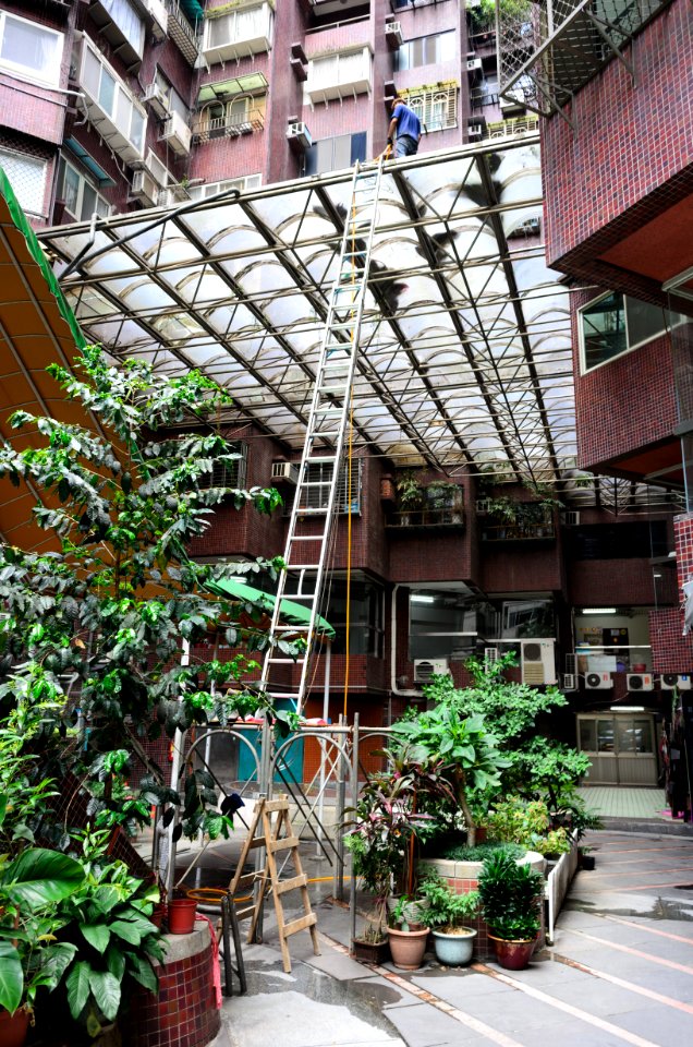 Worker Cleaning Sun Roof of Shin Kong Minsheng Square Central Court 20160727a