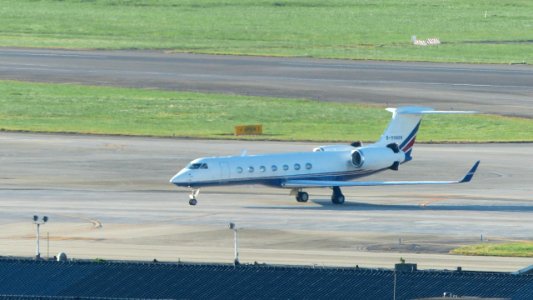 Win Air Gulfstream Aerospace G550 B-99888 Taxiing at Taipei Songshan Airport 20140915b
