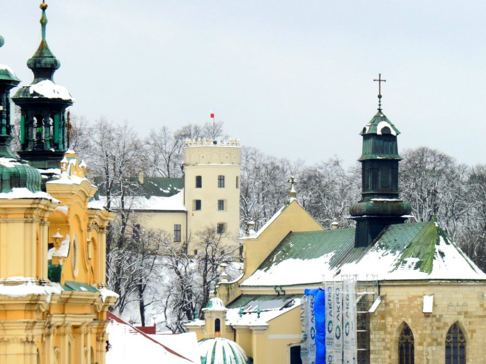 Widok z tarasu wieży Zegarowej w Przemyślu 15 - kościoły i zamek