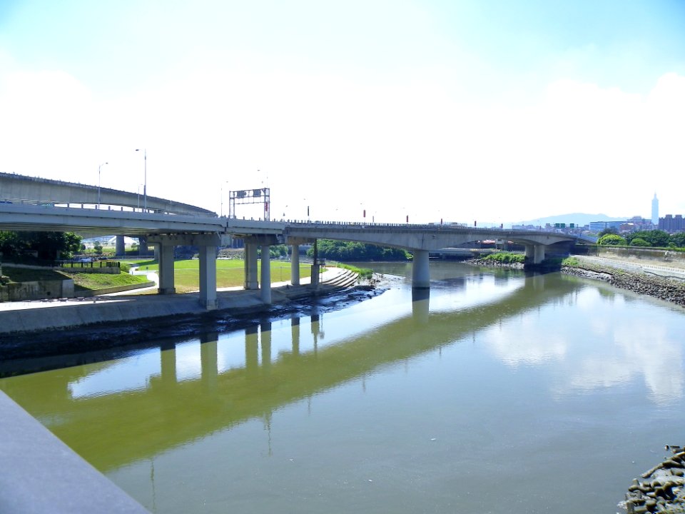 Xinshen North Road across Keelung River 20100718