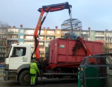 Wywóz segregowanych śmieci w 60-tysięcznym Tomaszowiem Mazowieckim, w województwie łódzkim, początek grudnia 2018 roku