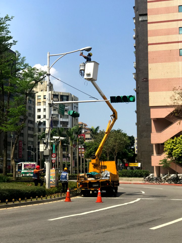 Workers Renewal Street Light at North side of Minsheng Rotary 20180419a