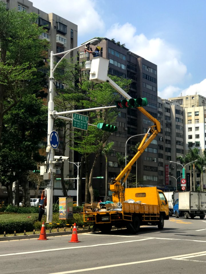 Workers Renewal Street Light at North side of Minsheng Rotary 20180419b