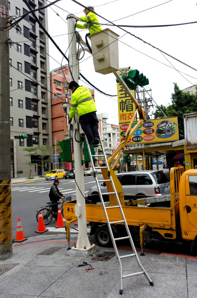 Workers Renewal Traffic Sign in Yuchen Street, Taipei 20141220
