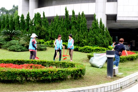 Workers Cleaning Front Front Count of Taipei City Council 20160422 photo